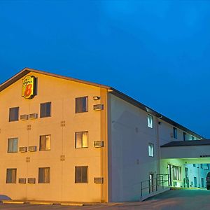 Super 8 By Wyndham Eureka/Six Flags Nearby